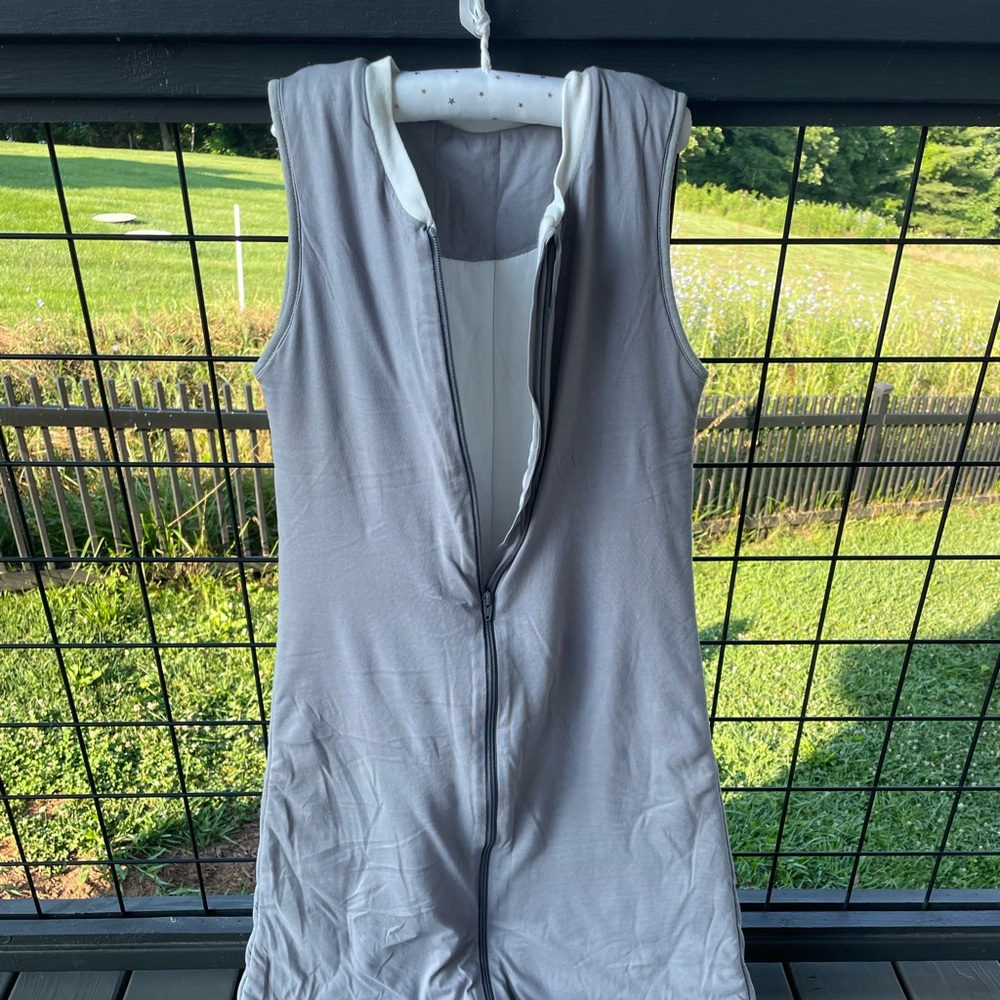 Gray Sleeveless Zip-Up sleeping bagage